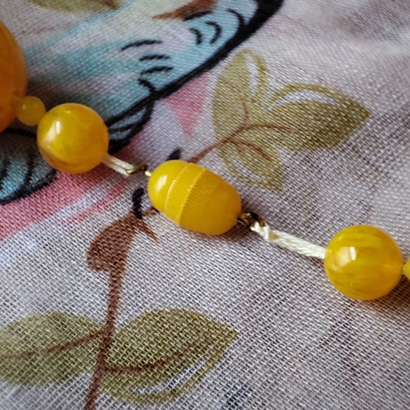 Vintage Lucite Swirled Huge Oval Beads Hidden Screw Clasp Chunky Necklace EUC - Picture 4 of 9